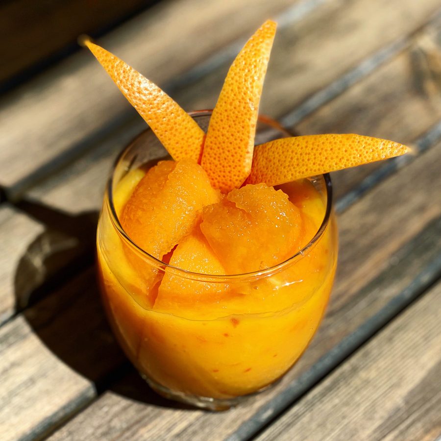 La recette nice cream mangue-abricot est tout indiquée pour le chakra sacré et la désintoxication de l’organisme. Coupez, râpez, mixez et déguster cette délicieuse recette très riche en eau et d'une couleur adaptée.